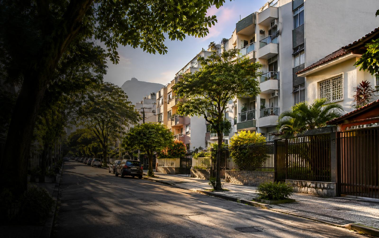 Rua residencial arborizada no Rio de Janeiro